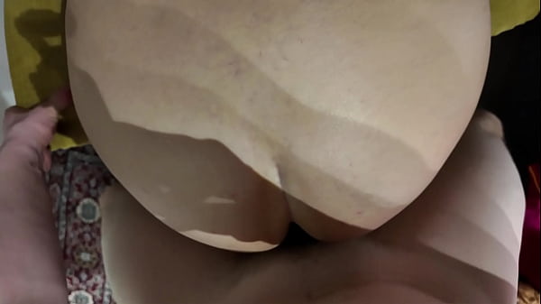 Anyuka fiatal férfi vágyát ébreszti fel