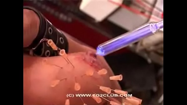 victoria essaie les éguilles dans les seins et un plug géant dans son cul