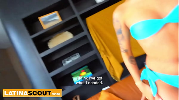 Szőke roma tinilány nyálas szopása óriási farknak közeli felvételben