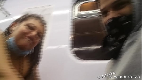 Dando uma rapidinha dentro do metrô - Caah Kabulosa - Vinny Kabuloso