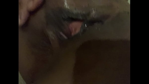 Iszonyatosan nedves roma lány egyedül játszik