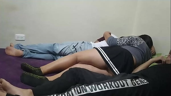 amigos llega de una fiesta se aprovecha de la esposa de su mejor amigo para follarla mientras el siestas  la esposa le pone los cuerno con su mejor amigo el amigo le termina adentro cámara 1