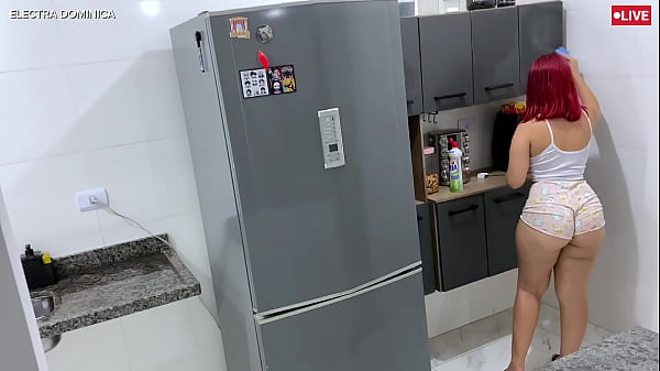 Contratei essa empregada e ela veio com o shortinho enfiado nessa bunda grande, fiquei louco de tesão, não me segurei