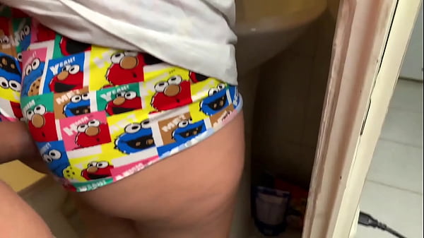 Mi hermanastro no me deja cepillarme los diente se mete al baño y me culea rico