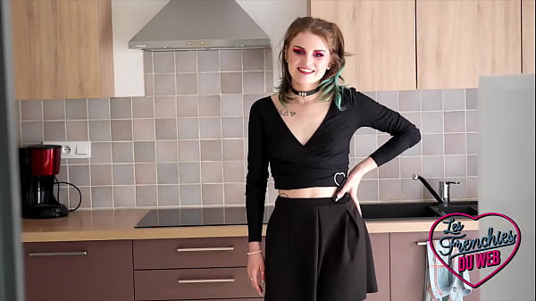 Trixy, jeune coquine, se fait prendre en double