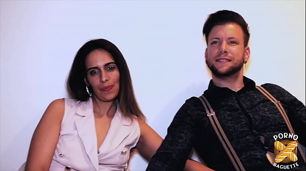 Joy explore les limites de son cul