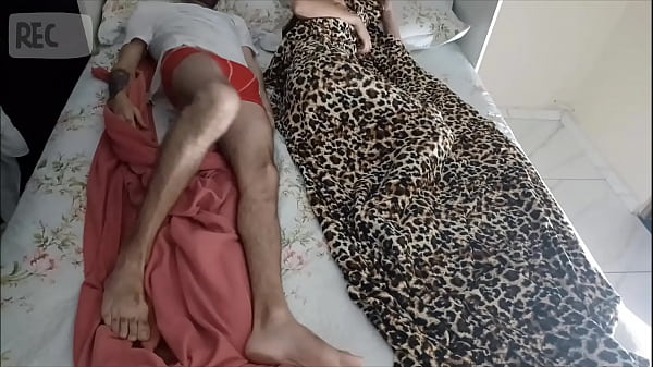 Amiga de quarto teve que dividir a cama comigo devido a reforma