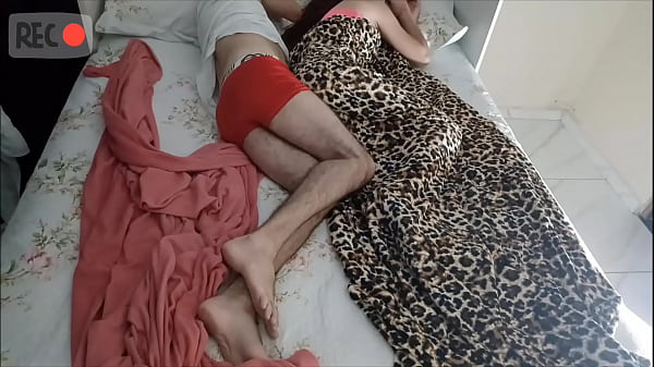 Amiga de quarto teve que dividir a cama comigo devido a reforma