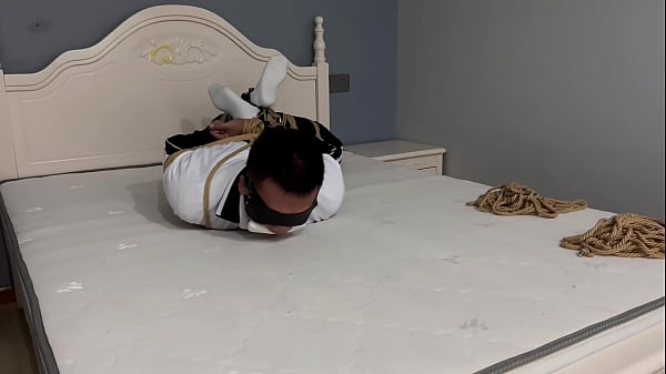 ázsiai diák fehér zokniban megkötözve