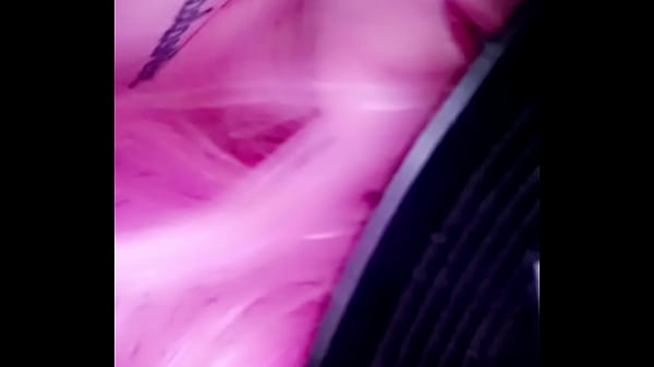 Csaj rózsaszínben, nedves és vágyakozó