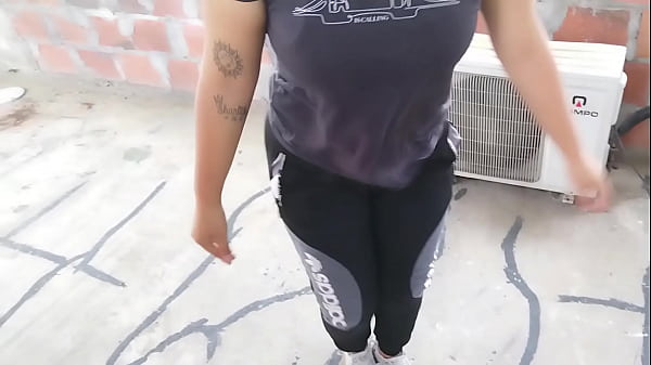 DESCUBRO A MI HERMANASTRA FUMANDO EN LA AZOTEA Y MIENTRAS ME CHUPA LA POLLA ME PIDE QUE SE LA META PARA NO CONTARLE A MI MADRASTRA -1 parte-