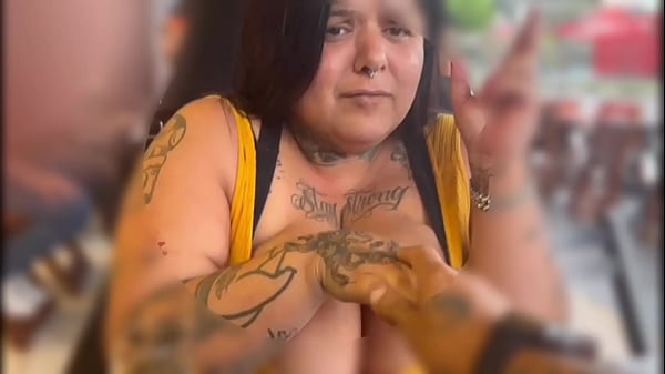 Kövér nőt szórakoztatok a kocsmában vibrátorral