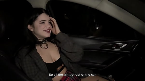 A garota alternativa decidiu alargar seus orifícios molhados com o pênis suculento de um taxista.