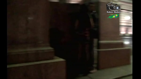 Casal novinhos realiza fantasia transando na rua com desconhecidos até os gari aproveitou. ( Completo no xvideos red )