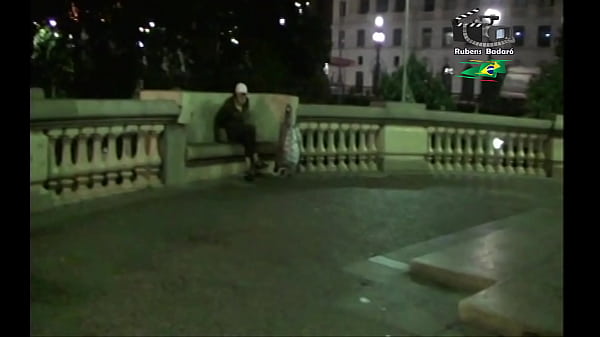 Casal novinhos realiza fantasia transando na rua com desconhecidos até os gari aproveitou. ( Completo no xvideos red )