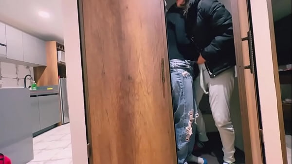 Su mamá no sabe que estoy teniendo sexo en su propio cuarto