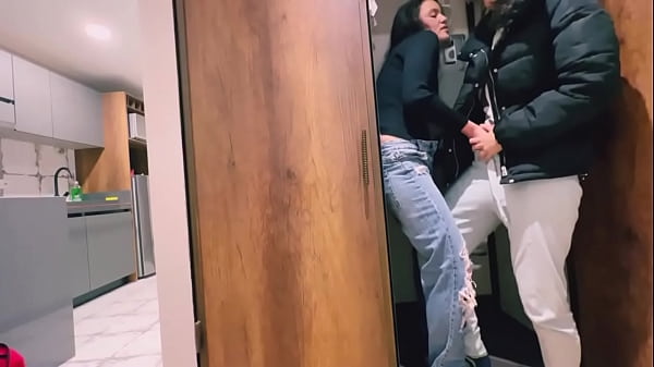 Su mamá no sabe que estoy teniendo sexo en su propio cuarto