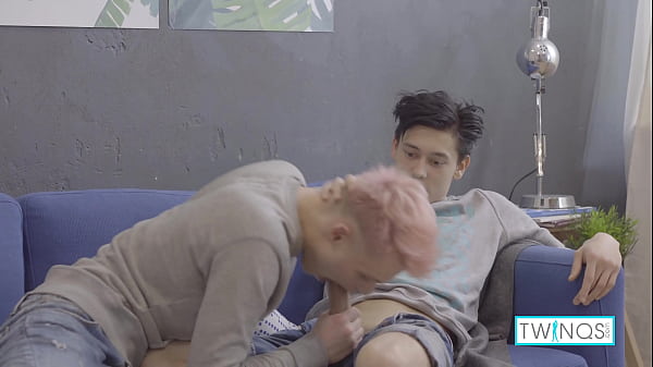 Oliver fode o pau de Noah na posição de cowboy no sofá azul!