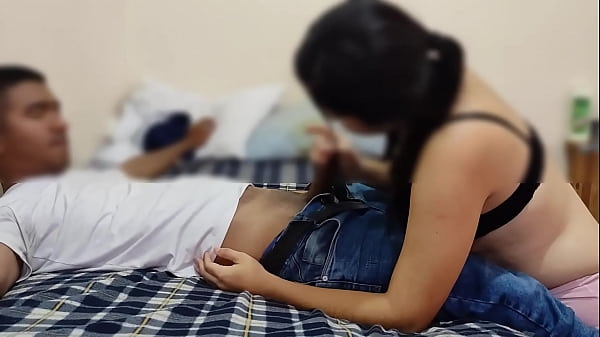 Descubro a mi compañera de habitacion jugando en ves de hacer sus deberes y me la follo por su lindo coño antes que nos descubran , al final la ayude para que terminara mas rapido