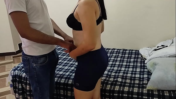 Descubro a mi compañera de habitacion jugando en ves de hacer sus deberes y me la follo por su lindo coño antes que nos descubran , al final la ayude para que terminara mas rapido