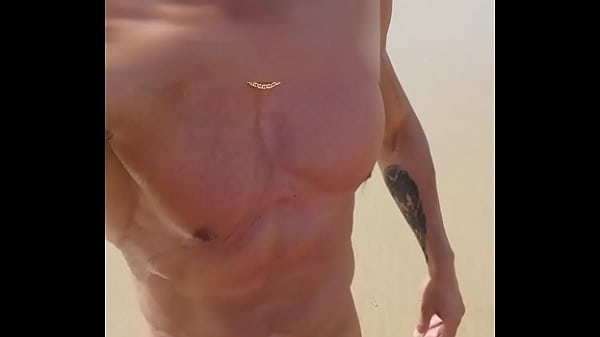 exhib de ma bite et mon cul sur la plage naturiste et pipi dans la mer, partie 1,