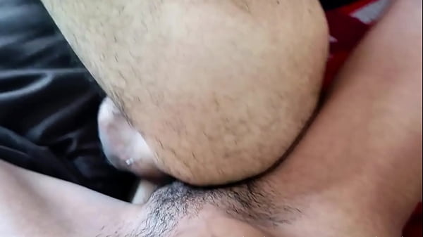 Szőrös seggetű kanos fickó megtelik forró spermával