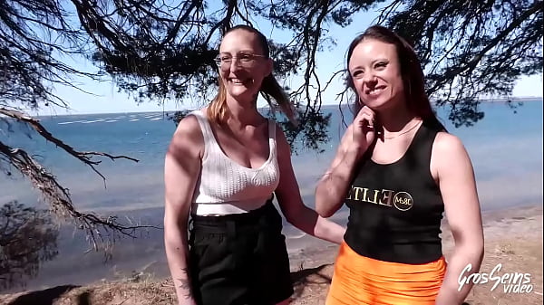 Arianna, une coquine à lunettes qui sait s'amuser