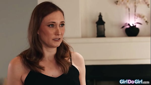 Minha madrasta chegou em casa bem na hora em que eu coloquei meu plug anal no meu cu.