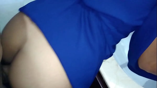 Nos escapamos al baño del bar para terminar en un rapidito