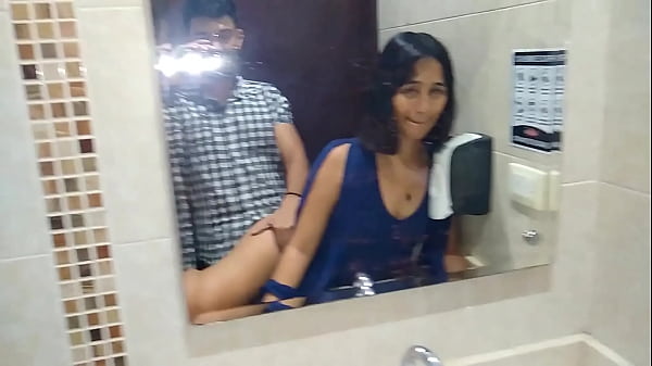 Nos escapamos al baño del bar para terminar en un rapidito