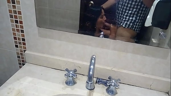 Nos escapamos al baño del bar para terminar en un rapidito