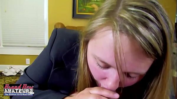 A loira peituda Tara dedilha sua buceta e faz garganta profunda em um pau duro!