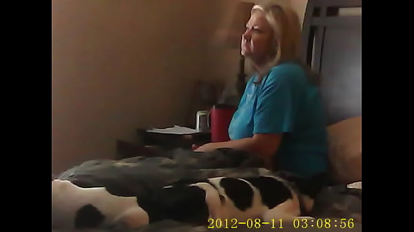 Dús testű háziasszony magányában játszik a csiklójával