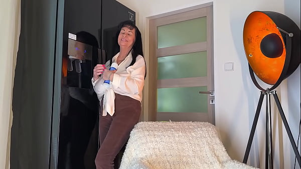 érett nő önkielégítése óriási dildóval