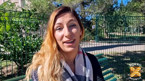 Stella et ses copines s'amusent avec un mec