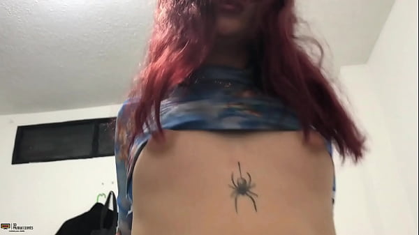 Sexo secreto con la novia de un amigo durante un roce de coño pervertido y semen caliente en bragas
