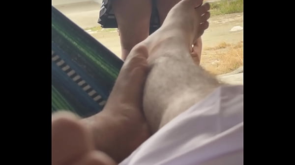 Felizgult feleség nyilvános helyen maszturbálja a párját