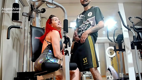 Ele me espionou na academia e acabei fazendo um boquete nele enquanto treinava.