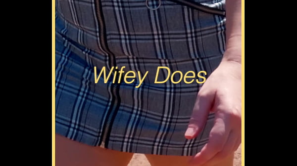 érett nő megmutatja a cicit nyilvános helyen