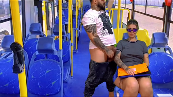 acochei a minha vizinha ninfeta vindo da escola dentro do ônibus público safada não conseguiu resistir e caiu d boca na minha rola ali mesmo( completo no sheer e red)