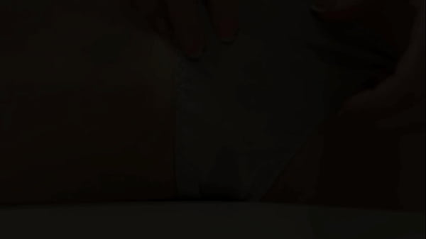 Felizgult roma lány asztal sarkával kényezteti magát, míg el nem élvez