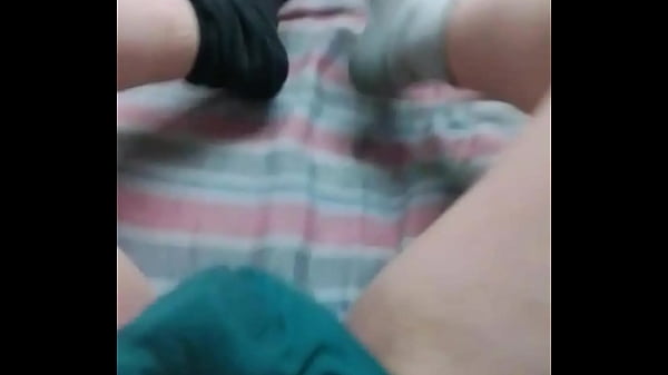 Daddy mocskos zoknival és mély hanggal kínozza a farkát