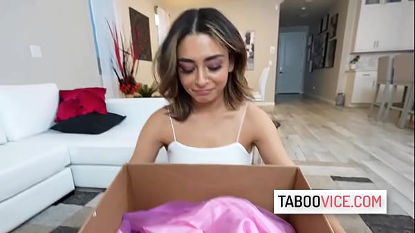 Enteada tarada brincando de se vestir enquanto chupa o pau do padrasto - Vanessa Moon