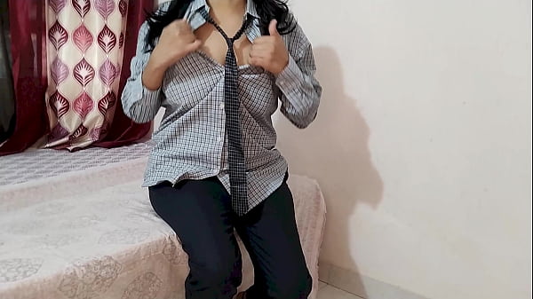 Fiatal iskoláslány jó jegyekért megdugja az igazgatót