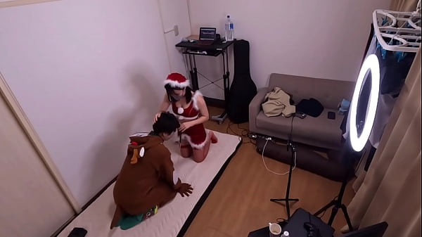 クリスマスにサンタコスプレした彼女は首輪で調教しながらグラインド騎乗位で中出しを求めてきました