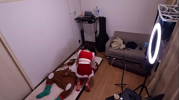 クリスマスにサンタコスプレした彼女は首輪で調教しながらグラインド騎乗位で中出しを求めてきました