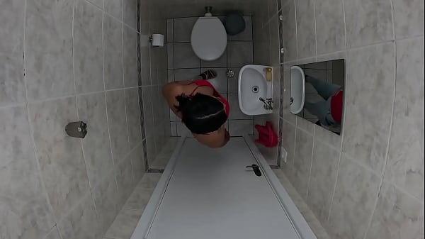 Foi no banheiro da amiga mijar acabou batendo uma esqueceu de trancar a porta amigo entrou e meteu a rola nela