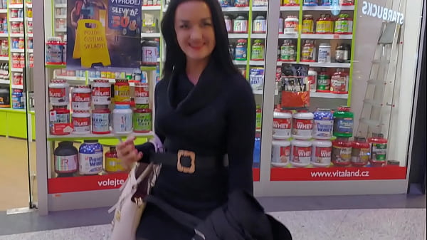 Succhia e beve sborra di due cazzoni nel cesso di un centro commerciale