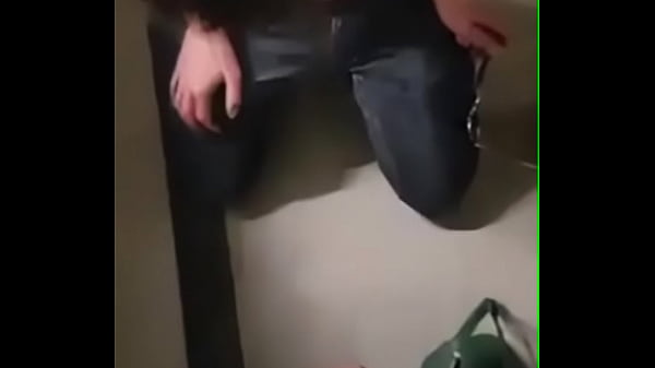 مستريس عربيه تقوم بذل كلبها وخادمها وتشتمه وتسبه في مكان عام الجزء التاني