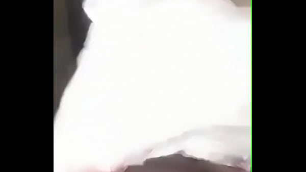 مستريس عربيه تقوم بذل كلبها وخادمها وتشتمه وتسبه في مكان عام الجزء التاني